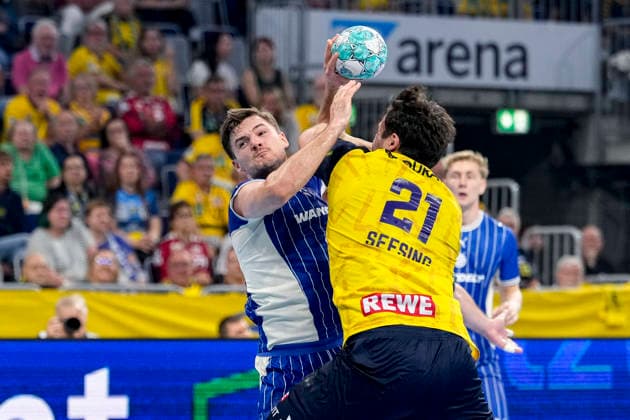v.li.: Kay Smits (VfL, 31), Aron Seesing (RNL, 21), Zweikampf, Spielszene, Duell, duel, tackle, tackling, Dynamik, Action, Aktion, 02.09.2026, Mannheim (Deutschland), Handball, Bundesliga, Rhein-Neckar Löwen - VfL Gummersbach