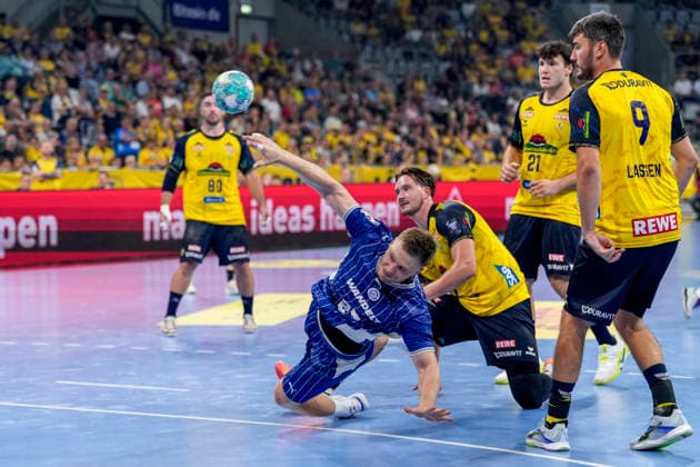 v.li.: Kristjan Horzen (VfL, 27), Robert Timmermeister (RNL, 7), Aron Seesing (RNL, 21), Jacob Arenth Lassen (RNL, 9), Zweikampf, Spielszene, Duell, duel, tackle, tackling, Dynamik, Action, Aktion, 02.09.2026, Mannheim (Deutschland), Handball, Bundesliga, Rhein-Neckar Löwen - VfL Gummersbach