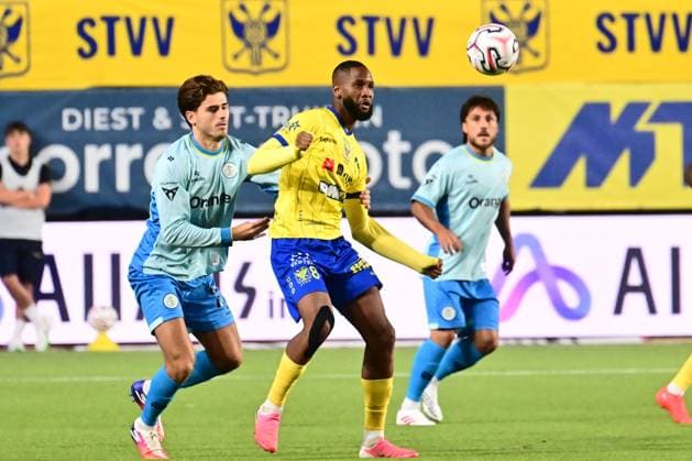 Sint-Truidense VV v Royale Union Saint-Gilloise - Jupiler Pro League SINT-TRUIDEN, BELGIUM - SEPTEMBER 02 : Sissako Abdoulaye midfielder of Sint-Truidense VV and Zeneli Besfort midfielder of Royale Union Saint-Gilloise battle for the ball during the Jupiler Pro League match between Sint-Truidense VV and Royale Union Saint-Gilloise on September 2, 2026 in Sint-Truiden, Belgium, 02 09 2026 Sint-Truiden Belgium  Copyright: xPeterxDexVoechtx