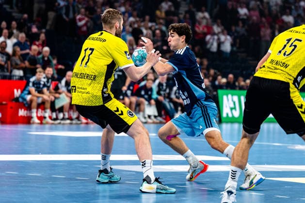 02.09.2026, xdobgx, Handball Opel HBL, Handball Club Hamburg - TVB Stuttgart v.l. Samuel Röthlisberger (TVB Stuttgart, 17), Elias Kofler (Handball Club Hamburg, 6) Zweikampf, Duell, Kampf, tackle Hamburg