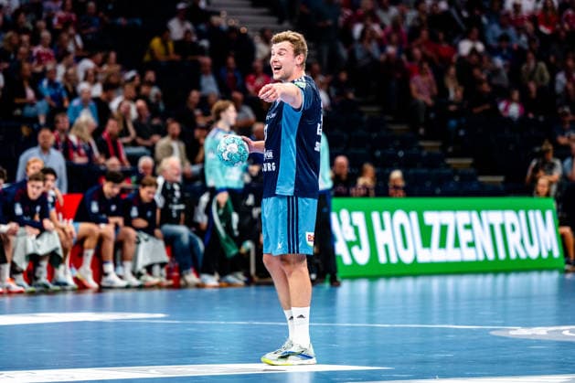 02.09.2026, xdobgx, Handball Opel HBL, Handball Club Hamburg - TVB Stuttgart v.l. Moritz Sauter (Handball Club Hamburg, 33)am Ball, plays the ball, gibt Anweisungen, gestikuliert mit den Armen, gesticulate, gives instructions Hamburg