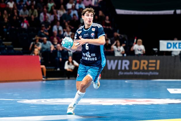 02.09.2026, xdobgx, Handball Opel HBL, Handball Club Hamburg - TVB Stuttgart v.l. Elias Kofler (Handball Club Hamburg, 6) am Ball, plays the ball Hamburg