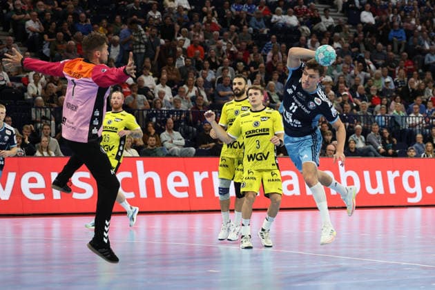Handball I Herren I Saison 2026 2027 I Bundesliga I 2. Spieltag I Handball Club Hamburg - TVB Stuttgart I 02.09.2026 Mateusz Kornecki (1, TVB Stuttgart) Nicolaj Jorgensen (11, Handball Club Hamburg) Hamburg Barclaycard Arena Hamburg Deutschland Copyright: xLobeca RalfxHomburgx
