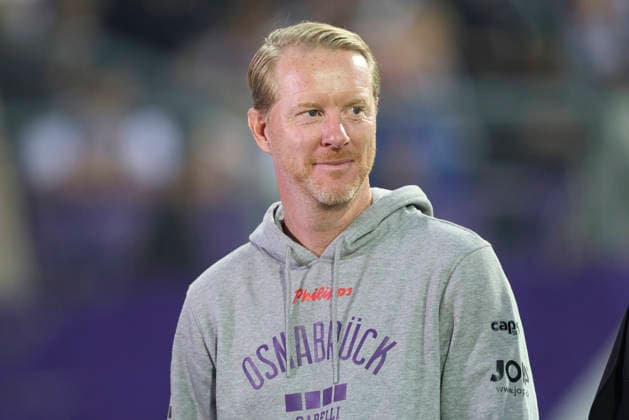 Trainer Timo Schultz (VfL Osnabrueck) schaut waehrend des DFB-Pokal Spiels zwichen VfL Osnabrueck v FC Bayern Muenchen, Bremer Bruecke am 02. September 2026 in Osnabrueck, Deutschland. (Foto von Oliver Kaelke DeFodi Images) +++ Trainer Timo Schultz (VfL Osnabrueck) looks on during the DFB-Pokal match between VfL Osnabrueck v FC Bayern Muenchen at Bremer Bruecke on September 2, 2026 in Osnabrueck, Germany. (Photo by Oliver Kaelke DeFodi Images) (Photo by Oliver Kaelke DeFodi Images) -