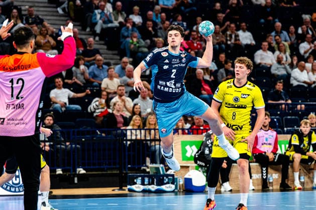 02.09.2026, xdobgx, Handball Opel HBL, Handball Club Hamburg - TVB Stuttgart v.l. Mohamed El-Tayar (TVB Stuttgart, 12), Toma Gadza (Handball Club Hamburg, 2) beim Wurf, in action, throwing Hamburg