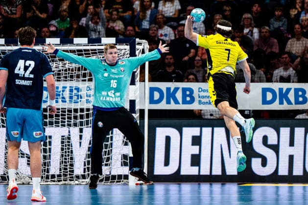 02.09.2026, xdobgx, Handball Opel HBL, Handball Club Hamburg - TVB Stuttgart v.l. Robin Paulsen Haug (Handball Club Hamburg, 16), Kasper Thorsen Lien (TVB Stuttgart, 7) beim Wurf, in action, throwing Hamburg