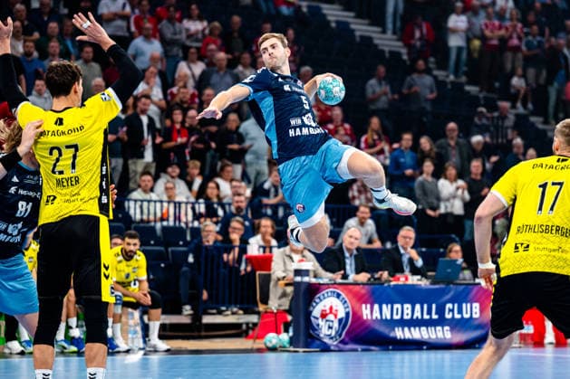 02.09.2026, xdobgx, Handball Opel HBL, Handball Club Hamburg - TVB Stuttgart v.l. Philipp Meyer (TVB Stuttgart, 27), Oliver Norlyk (Handb all Club Hamburg, 5) beim Wurf, in action, throwing Hamburg