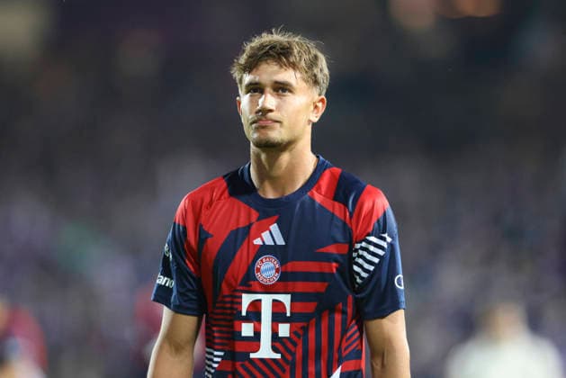 Tom Bischof (FC Bayern Muenchen) schaut waehrend des DFB-Pokal Spiels zwichen VfL Osnabrueck v FC Bayern Muenchen, Bremer Bruecke am 02. September 2026 in Osnabrueck, Deutschland. (Foto von Oliver Kaelke DeFodi Images) +++ Tom Bischof (FC Bayern Muenchen) looks on during the DFB-Pokal match between VfL Osnabrueck v FC Bayern Muenchen at Bremer Bruecke on September 2, 2026 in Osnabrueck, Germany. (Photo by Oliver Kaelke DeFodi Images) (Photo by Oliver Kaelke DeFodi Images) -