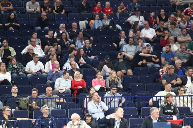 Handball Opel Handball Bundesliga 2026 2027 - Handball Verein Hamburg vs. TVB Stuttgart Philipp J. Müller, Gesellschafter und Aufsichtsrat, unten, in der Mitte, wenig Zuschauer Barclays Arena Hamburg