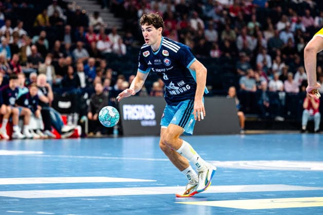 02.09.2026, xdobgx, Handball Opel HBL, Handball Club Hamburg - TVB Stuttgart v.l. Elias Kofler (Handball Club Hamburg, 6) am Ball, plays the ball, Freisteller, Einzelbild, Ganzkoerper Hamburg