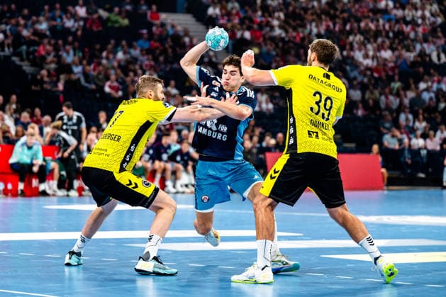 02.09.2026, xdobgx, Handball Opel HBL, Handball Club Hamburg - TVB Stuttgart v.l. Samuel Röthlisberger (TVB Stuttgart, 17), Elias Kofler (Handball Club Hamburg, 6) am Ball, plays the ball, Malte Donker (TVB Stuttgart, 39) Zweikampf, Duell, Kampf, tackle Hamburg