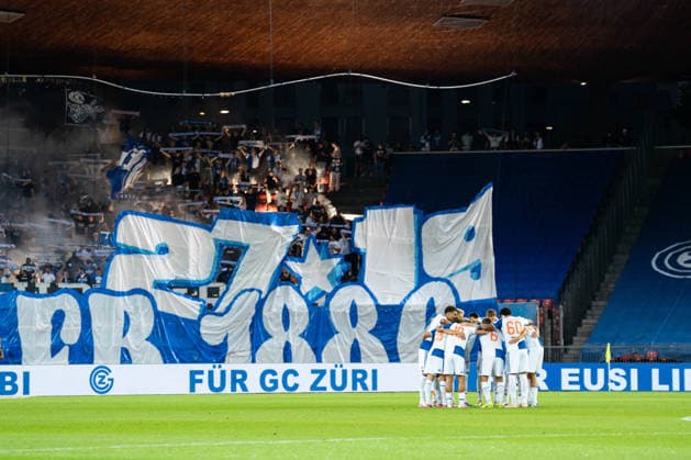 Fussball, Schweiz: Brack Super League, 6. Spieltag: Grasshopper Club Zürich vs. FC St. Gallen 1879, Mittwoch, 02.09.2026 (Stadion Letzigrund, Zürich); Mannschaftskreis GC Zürich *** Soccer, Switzerland Brack Super League, Matchday 6: Grasshopper Club Zurich vs. FC St. Gallen 1879, Wednesday, September 2, 2026, Letzigrund Stadium, Zurich, GC Zurich team area Copyright: xValentinxDomgjonix