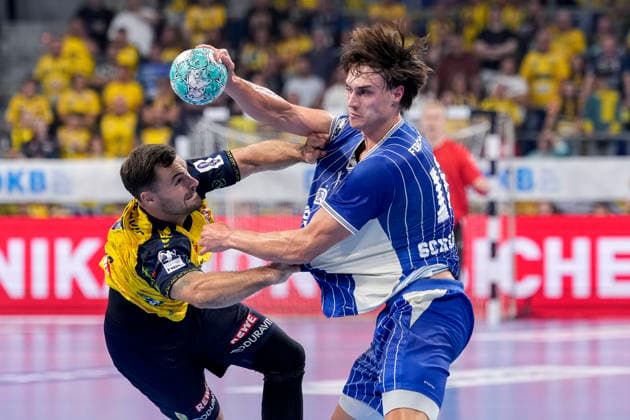 v.li.: Dani Baijens (RNL, 77), Miro Schluroff (VfL, 15), Zweikampf, Spielszene, Duell, duel, tackle, tackling, Dynamik, Action, Aktion, 02.09.2026, Mannheim (Deutschland), Handball, Bundesliga, Rhein-Neckar Löwen - VfL Gummersbach