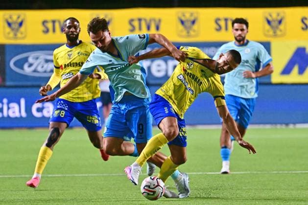 Sint-Truidense VV v Royale Union Saint-Gilloise - Jupiler Pro League SINT-TRUIDEN, BELGIUM - SEPTEMBER 02 : Musliu Visar defender of Sint-Truidense VV and Biondic Mateo forward of Royale Union Saint-Gilloise battle for the ball during the Jupiler Pro League match between Sint-Truidense VV and Royale Union Saint-Gilloise on September 2, 2026 in Sint-Truiden, Belgium, 02 09 2026 Sint-Truiden Belgium  Copyright: xPeterxDexVoechtx
