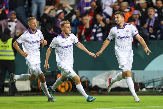 Robin Meissner (VfL Osnabrueck) Torjubel,jubelt mit seiner Mannschaft nach dem Treffer zum 1:0 waehrend des DFB-Pokal Spiels zwichen VfL Osnabrueck v FC Bayern Muenchen, Bremer Bruecke am 02. September 2026 in Osnabrueck, Deutschland. (Foto von Oliver Kaelke DeFodi Images) +++ Robin Meissner (VfL Osnabrueck) celebrates after scoring his team s first goal with teammates during the DFB-Pokal match between VfL Osnabrueck v FC Bayern Muenchen at Bremer Bruecke on September 2, 2026 in Osnabrueck, Germany. (Photo by Oliver Kaelke DeFodi Images) (Photo by Oliver Kaelke DeFodi Images) -