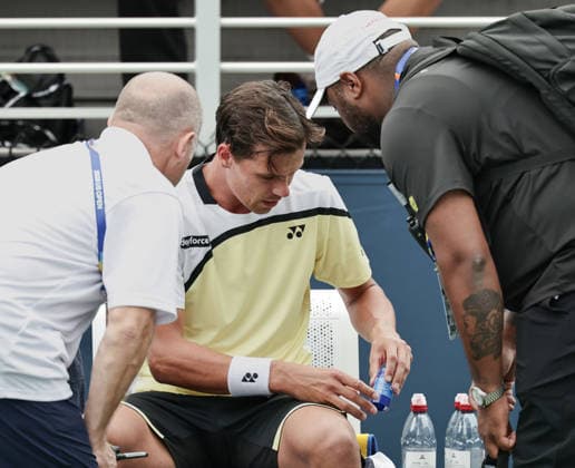 Daniel Altmaier (GER) sitzt auf dem Stuhl waehrend der Spielpause, Doktor und Physiotherapeut geben ihm ein Medikament,US Open Championships, Billie Jean King National Tennis Center, Flushing Meadows, New York, USA . Copyright: xJuergenxHasenkopfx