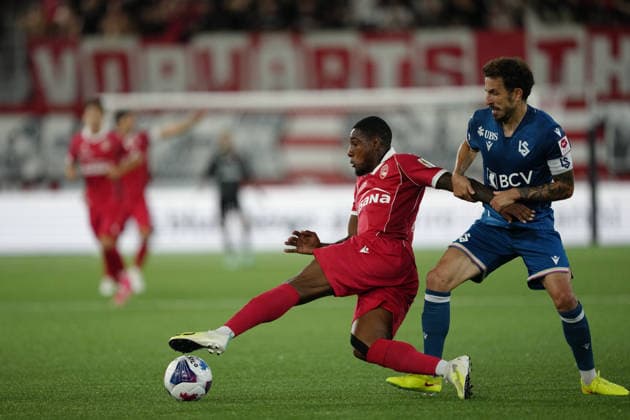 Thun, Switzerland - September 02: Olivier Custodio (10 Lausanne) against Brighton Labeau (96 THU) during the Brack Super League match between FC Thun and FC Lausanne at VISANA STADION on September 02, 2026 in Thun, Switzerland. Copyright: xKjetilxWaberx xSPPx Sportspressphoto_SPR222238