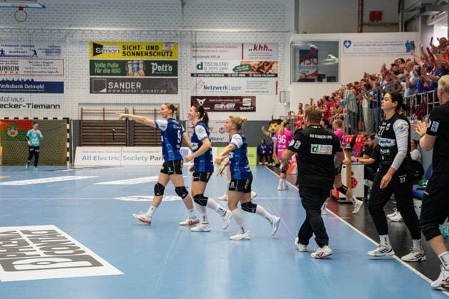 HSG Blomberg-Lippe (GER) vs. TuS Metzingen (GER), Handball, 1. Handball Bundesliga Frauen, Spieltag 2, Saison 2026 2027, Blomberg, 02.09.26 Nieke Kuehne (HSG Blomberg-Lippe, 09), Nuria Bucher (HSG Blomberg-Lippe, 21) und Alexia Hauf (HSG Blomberg-Lippe, 31) freuen sich nach dem Sieg gegen TuS Metzingen (GER) Blomberg Synflex-Arena an der Ulmenallee Deutschland