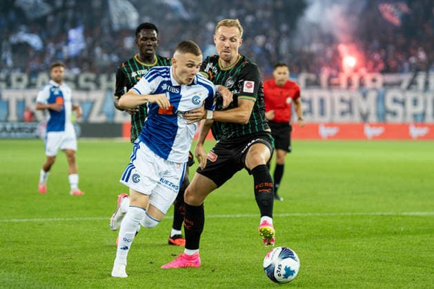 Fussball, Schweiz: Brack Super League, 6. Spieltag: Grasshopper Club Zürich vs. FC St. Gallen 1879, Mittwoch, 02.09.2026 (Stadion Letzigrund, Zürich); Enoch Owusu (47, FC St. Gallen), Samuel Krasniqi (17, Grasshopper Club Zürich) im Zweikampf mit Lukas Daschner (10, FC St. Gallen) Copyright: xValentinxDomgjonix