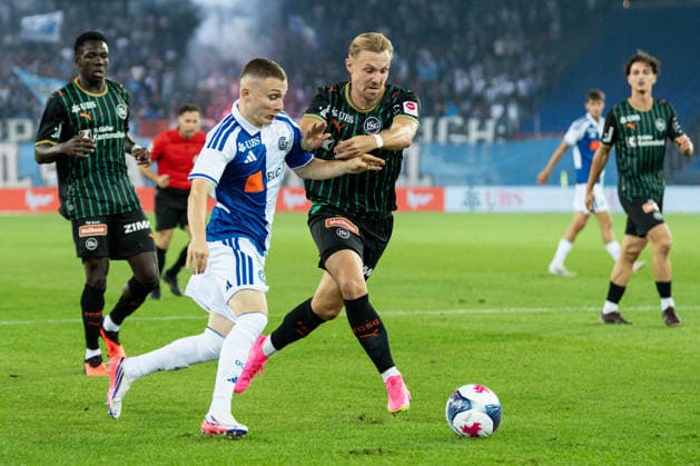 Fussball, Schweiz: Brack Super League, 6. Spieltag: Grasshopper Club Zürich vs. FC St. Gallen 1879, Mittwoch, 02.09.2026 (Stadion Letzigrund, Zürich); Enoch Owusu (47, FC St. Gallen), Samuel Krasniqi (17, Grasshopper Club Zürich) im Zweikampf mit Lukas Daschner (10, FC St. Gallen) Copyright: xValentinxDomgjonix
