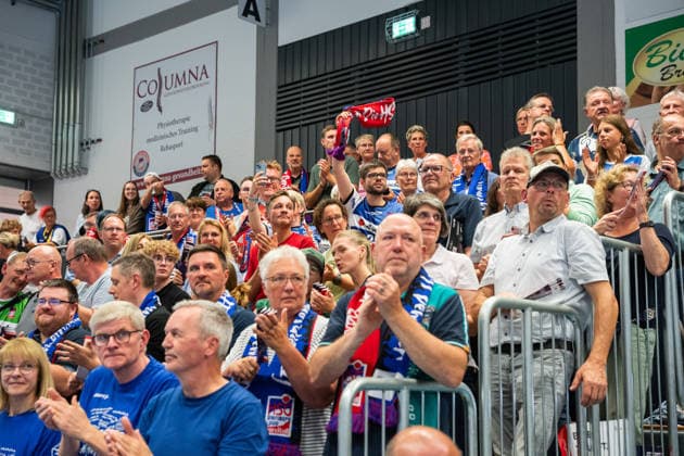 HSG Blomberg-Lippe (GER) vs. TuS Metzingen (GER), Handball, 1. Handball Bundesliga Frauen, Spieltag 2, Saison 2026 2027, Blomberg, 02.09.26 Die Fans der HSG Blomberg-Lippe (GER) freuen sich ueber den Sieg gegen TuS Metzingen (GER) Blomberg Synflex-Arena an der Ulmenallee Deutschland
