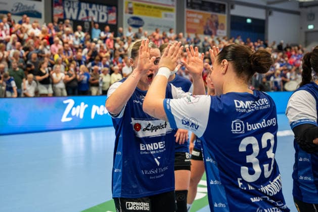 HSG Blomberg-Lippe (GER) vs. TuS Metzingen (GER), Handball, 1. Handball Bundesliga Frauen, Spieltag 2, Saison 2026 2027, Blomberg, 02.09.26 Maxi Muehlner (HSG Blomberg-Lippe, 10) und Elin Magnusdottir (HSG Blomberg-Lippe, 33) jubeln freuen sich ueber den Sieg gegen TuS Metzingen (GER) Blomberg Synflex-Arena an der Ulmenallee Deutschland