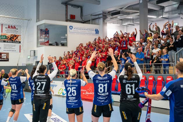 HSG Blomberg-Lippe (GER) vs. TuS Metzingen (GER), Handball, 1. Handball Bundesliga Frauen, Spieltag 2, Saison 2026 2027, Blomberg, 02.09.26 Die Spielerinnen freuen sich jubeln mit den Fans von der Synflex Elektro GmbH ueber den Sieg gegen TuS Metzingen (GER) Blomberg Synflex-Arena an der Ulmenallee Deutschland