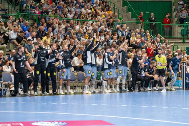 Die Bank des BHC bejubelt eine gelungene Aktion. Bergischer HC vs. SG Flensburg-Handewitt, Handball, Opel HBL, 02. Spieltag, Saison 2026 2027, 02.09.2026 Bergischer HC vs. SG Flensburg-Handewitt, Handball, Opel HBL, 02. Spieltag, Saison 2026 2027, 02.09.2026 Wuppertal Copyright: xEibner-Pressefoto ThomasxHaeslerx EP_THR