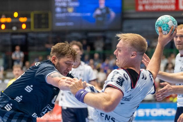 Zweikampf zwischen Gerdas Barbarskas (Bergischer HC 06, 14) und Emil Bergholt (SG Felnsburg Handewitt, 14). Bergischer HC vs. SG Flensburg-Handewitt, Handball, Opel HBL, 02. Spieltag, Saison 2026 2027, 02.09.2026 Bergischer HC vs. SG Flensburg-Handewitt, Handball, Opel HBL, 02. Spieltag, Saison 2026 2027, 02.09.2026 Wuppertal Copyright: xEibner-Pressefoto ThomasxHaeslerx EP_THR