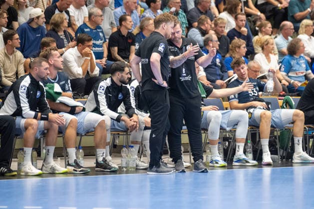 Markus Puetz (Bergischer HC 06, Trainer) und Arnor Thor Gunnarsson (Bergischer HC 06, Co-Trainer) suchen nach Loesungen nach der Anfangsphase. Bergischer HC vs. SG Flensburg-Handewitt, Handball, Opel HBL, 02. Spieltag, Saison 2026 2027, 02.09.2026 Bergischer HC vs. SG Flensburg-Handewitt, Handball, Opel HBL, 02. Spieltag, Saison 2026 2027, 02.09.2026 Wuppertal Copyright: xEibner-Pressefoto ThomasxHaeslerx EP_THR