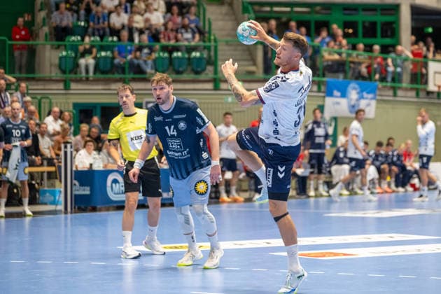 Emil Jakobsen (SG Felnsburg Handewitt, 31) beim Siebenmeter. Daneben Gerdas Barbarskas (Bergischer HC 06, 14). Bergischer HC vs. SG Flensburg-Handewitt, Handball, Opel HBL, 02. Spieltag, Saison 2026 2027, 02.09.2026 Bergischer HC vs. SG Flensburg-Handewitt, Handball, Opel HBL, 02. Spieltag, Saison 2026 2027, 02.09.2026 Wuppertal Copyright: xEibner-Pressefoto ThomasxHaeslerx EP_THR