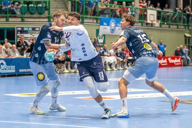 Zweikampf zwischen Gerdas Barbarskas (Bergischer HC 06, 14), Marko Grgic (SG Flensburg Handewitt, 17) und Lars Mitchell Kooij (Bergischer HC 06, 15). Bergischer HC vs. SG Flensburg-Handewitt, Handball, Opel HBL, 02. Spieltag, Saison 2026 2027, 02.09.2026 Bergischer HC vs. SG Flensburg-Handewitt, Handball, Opel HBL, 02. Spieltag, Saison 2026 2027, 02.09.2026 Wuppertal Copyright: xEibner-Pressefoto ThomasxHaeslerx EP_THR