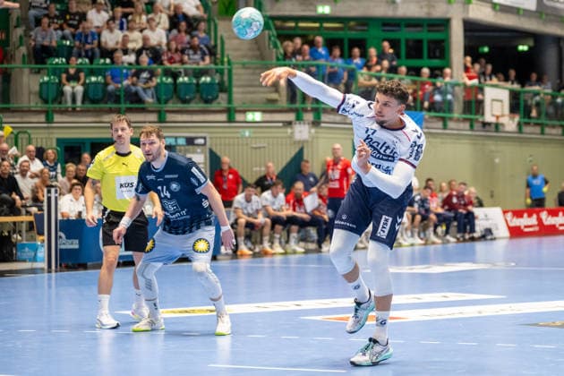 Marko Grgic (SG Flensburg Handewitt, 17) verwandelt den faelligen Siebenmeter. Daneben Gerdas Barbarskas (Bergischer HC 06, 14). Bergischer HC vs. SG Flensburg-Handewitt, Handball, Opel HBL, 02. Spieltag, Saison 2026 2027, 02.09.2026 Bergischer HC vs. SG Flensburg-Handewitt, Handball, Opel HBL, 02. Spieltag, Saison 2026 2027, 02.09.2026 Wuppertal Copyright: xEibner-Pressefoto ThomasxHaeslerx EP_THR