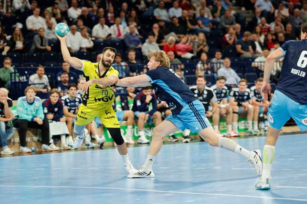 Handball 1. Opel Bundesliga 2026 2027 - Handball Club Hamburg (HCH) vs. TBV Stuttgart Mohamed Amine Darmoul (Stuttgart) wird von Oliver Norlyk (Hamburg) gefoult . Barclays Arena Hamburg Hamburg Foto: Frank Schoof
