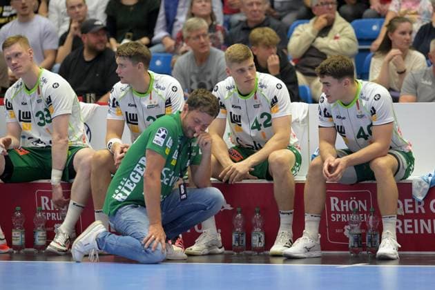 Ben Matschke (Trainer Auf Goeppingen) enttaeuscht, frustriert, Emotion vor der Ban, Martin Hanne (Frisch Auf Goeppingen 42), Elias Newel (Frisch Auf Goeppingen 40) (R), Ymir Oern Gislason (Frisch Auf Goeppingen 33) (L) , GER, MT Melsungen - Frisch Auf Goeppingen, Handball, 1. Bundesliga, 2. Spieltag, Saison 2026 2027, 02.09.2026, GER, MT Melsungen - Frisch Auf Goeppingen, Handball, 1. Bundesliga, 2. Spieltag, Saison 2026 2027, 02.09.2026 Kassel Copyright: xEibner-Pressefotox xRolandxSippelx EP_RSL
