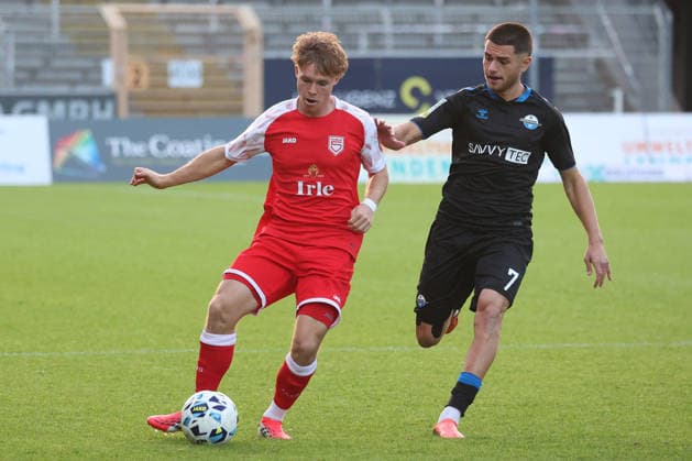 Konstantin Gerhardt (SI) li. gegen Shkrep Stublla (PB) re. Fussball Regionalliga West, 6. Spieltag, Sportfreunde Siegen - SC Paderborn 07 U21, U 21 am 02.09.2026 in Siegen Deutschland.