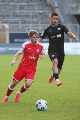 Konstantin Gerhardt (SI) li. gegen Shkrep Stublla (PB) re. Fussball Regionalliga West, 6. Spieltag, Sportfreunde Siegen - SC Paderborn 07 U21, U 21 am 02.09.2026 in Siegen Deutschland.