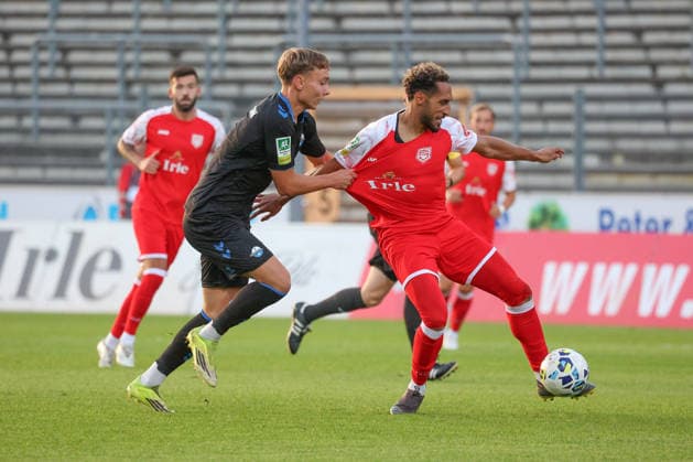 Julius Bugenhagen (PB) li. gegen Kevin Goden (SI) re. Fussball Regionalliga West, 6. Spieltag, Sportfreunde Siegen - SC Paderborn 07 U21, U 21 am 02.09.2026 in Siegen Deutschland.