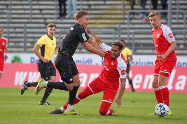 Julius Bugenhagen (PB) li. gegen Kevin Goden (SI) re. Fussball Regionalliga West, 6. Spieltag, Sportfreunde Siegen - SC Paderborn 07 U21, U 21 am 02.09.2026 in Siegen Deutschland.