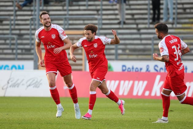 Torjubel um Lucas Cueto (SI) Mi. nach seinem Tor zum 1:0. Florian Meyer (SI) li. und Dennis Brock (SI) re. Fussball Regionalliga West, 6. Spieltag, Sportfreunde Siegen - SC Paderborn 07 U21, U 21 am 02.09.2026 in Siegen Deutschland.