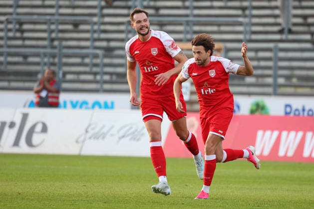 Lucas Cueto (SI) re. bejubelt sein Tor zum 1:0 mit Florian Meyer (SI) li. Fussball Regionalliga West, 6. Spieltag, Sportfreunde Siegen - SC Paderborn 07 U21, U 21 am 02.09.2026 in Siegen Deutschland.