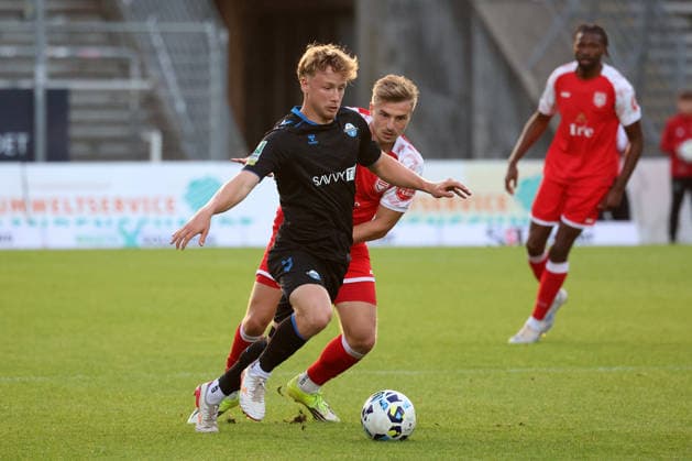 Lenny Hennig (PB) li. gegen Elias Huth (SI) re. Fussball Regionalliga West, 6. Spieltag, Sportfreunde Siegen - SC Paderborn 07 U21, U 21 am 02.09.2026 in Siegen Deutschland.