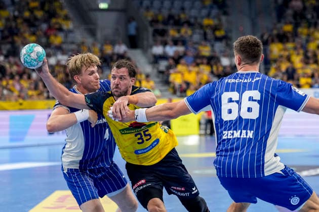 v.li.: Ellidi Snaer Vidarsson (VfL, 4), Kentin Mahe (RNL, 35), Stepan Zeman (VfL, 66), Zweikampf, Spielszene, Duell, duel, tackle, tackling, Dynamik, Action, Aktion, 02.09.2026, Mannheim (Deutschland), Handball, Bundesliga, Rhein-Neckar Löwen - VfL Gummersbach