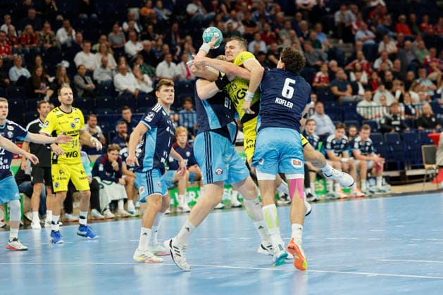 Handball 1. Opel Bundesliga 2026 2027 - Handball Club Hamburg (HCH) vs. TBV Stuttgart Simone Mengon (Stuttgart) im Zweikampf mit Martin Hovde (Hamburg) und Oliver Norlyk (Hamburg) Barclays Arena Hamburg Hamburg Foto: Frank Schoof