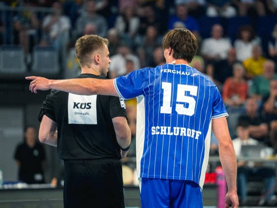 02.09.2026, xwppx, Handball Opel HBL, Rhein-Neckar-Löwen - VfL Gummersbach v.l. Miro Schluroff (VfL Gummersbach) und Lucas Hellbusch (Schiedsrichter) Mannheim