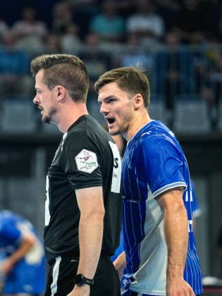 02.09.2026, xwppx, Handball Opel HBL, Rhein-Neckar-Löwen - VfL Gummersbach v.l. Lucas Hellbusch (Schiedsrichter), Ludvig Hallbäck (VfL Gummersbach) Mannheim