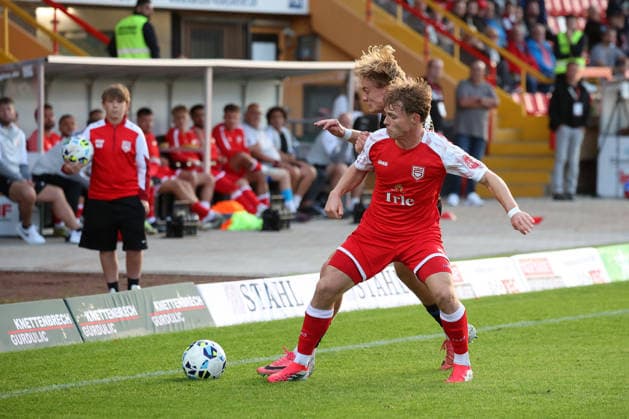 Konstantin Gerhardt (SI) vo. gegen Luis Floerke (Flörke) (PB) hi. Fussball Regionalliga West, 6. Spieltag, Sportfreunde Siegen - SC Paderborn 07 U21, U 21 am 02.09.2026 in Siegen Deutschland.