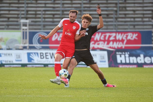 Florian Meyer (SI) li. gegen Noah Jonathan Ringbeck (PB) re. Fussball Regionalliga West, 6. Spieltag, Sportfreunde Siegen - SC Paderborn 07 U21, U 21 am 02.09.2026 in Siegen Deutschland.