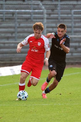 Konstantin Gerhardt (SI) li. gegen Shkrep Stublla (PB) re. Fussball Regionalliga West, 6. Spieltag, Sportfreunde Siegen - SC Paderborn 07 U21, U 21 am 02.09.2026 in Siegen Deutschland.