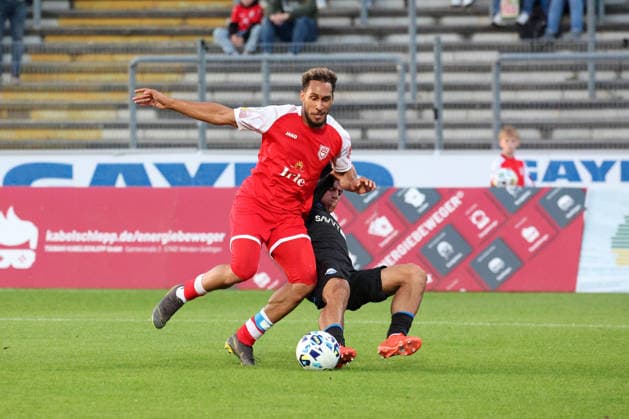 Kevin Goden (SI) vo. gegen Pedro Jose Restrepo Naranjo (PB) hi. Fussball Regionalliga West, 6. Spieltag, Sportfreunde Siegen - SC Paderborn 07 U21, U 21 am 02.09.2026 in Siegen Deutschland.